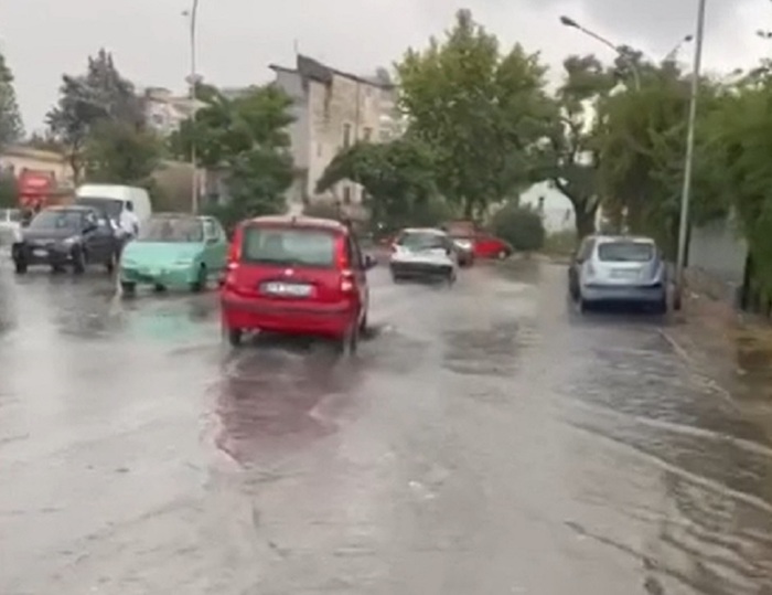Bomba d'acqua a Palermo, strade allagate e traffico in tilt