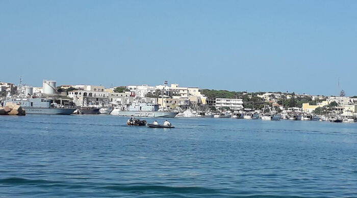 Peschereccio trainava barca con i migranti: 5 arresti a Lampedusa