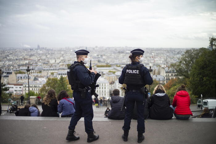 Poliziotto ucciso a Parigi davanti ambasciata del Qatar