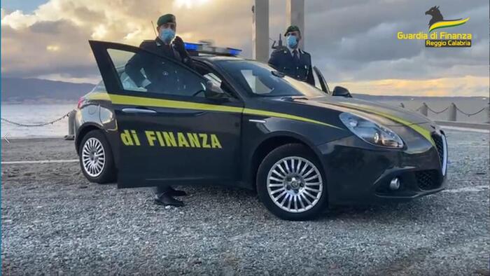 Bloccati padre e figlio con un carico di 43 chili di droga diretti in Sicilia: 2 arresti a Reggio Calabria
