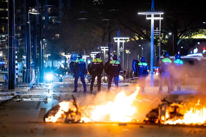 Guerriglia a Rotterdam contro il lockdown: 7 feriti e 20 arresti