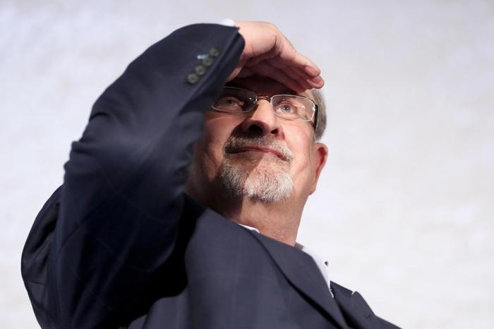 Salman Rushdie staccato dal respiratore, ora è in grado di parlare