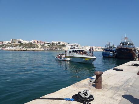 Sbarchi senza fine a Lampedusa, più di 1.300 migranti all'hotspot