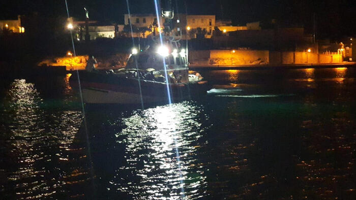 Sbarchi senza fine a Lampedusa: in un barchino pure un cadavere