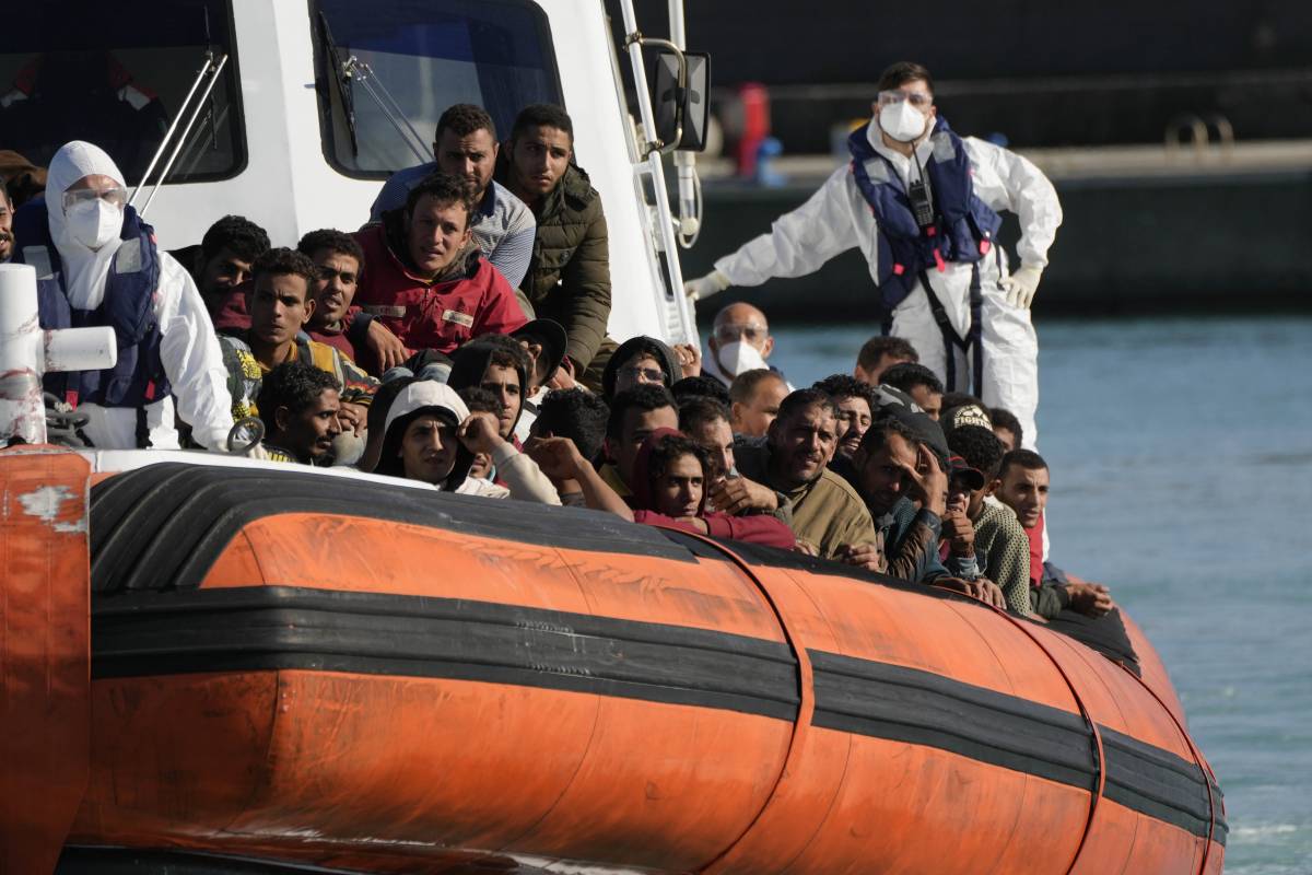 Otto mini sbarchi a Lampedusa: arrivati 352 migranti