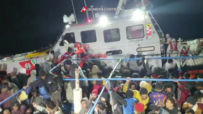 Migranti, sbarcati in 280 a Lampedusa: a bordo pure sette morti