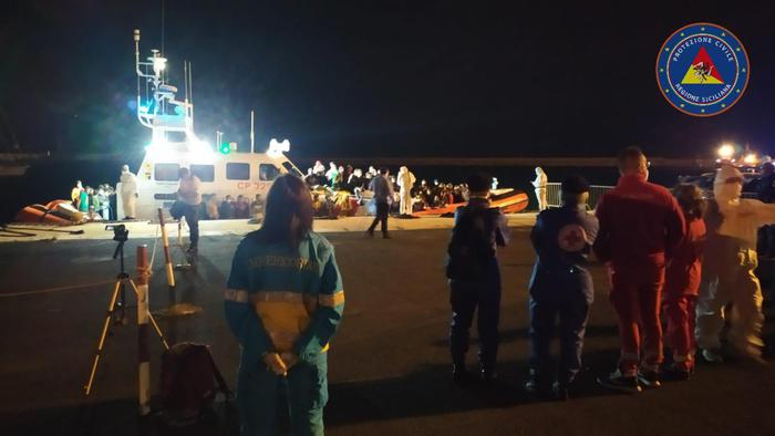 Sbarchi nella notte di 253 migranti nei porti di Augusta e Pozzallo