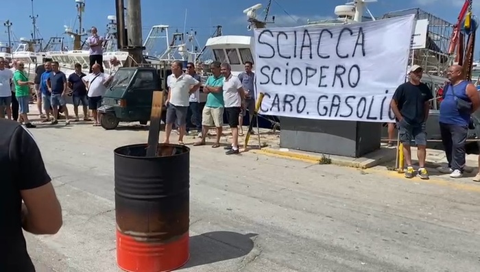 'Caro gasolio', pescatori di Sciacca bruciano tessere elettorali