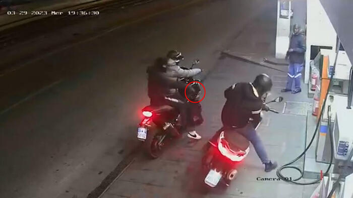Napoli, tentano di rubargli lo scooter: lui resiste e gli sparano