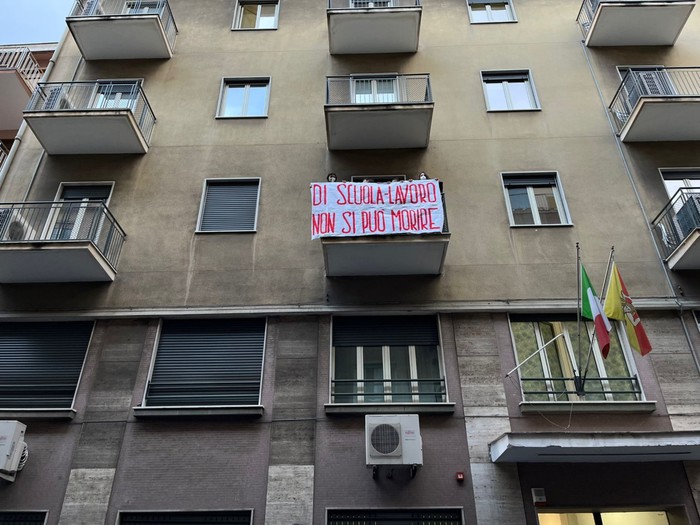 Morto durante uno stage, a Catania protesta all'Ufficio provinciale scolastico