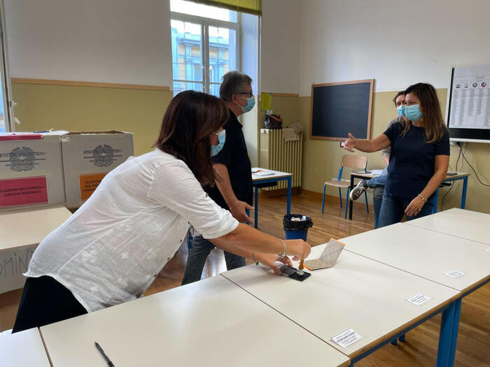Urne aperte in Sicilia in 120 Comuni, si vota pure a Palermo e Messina