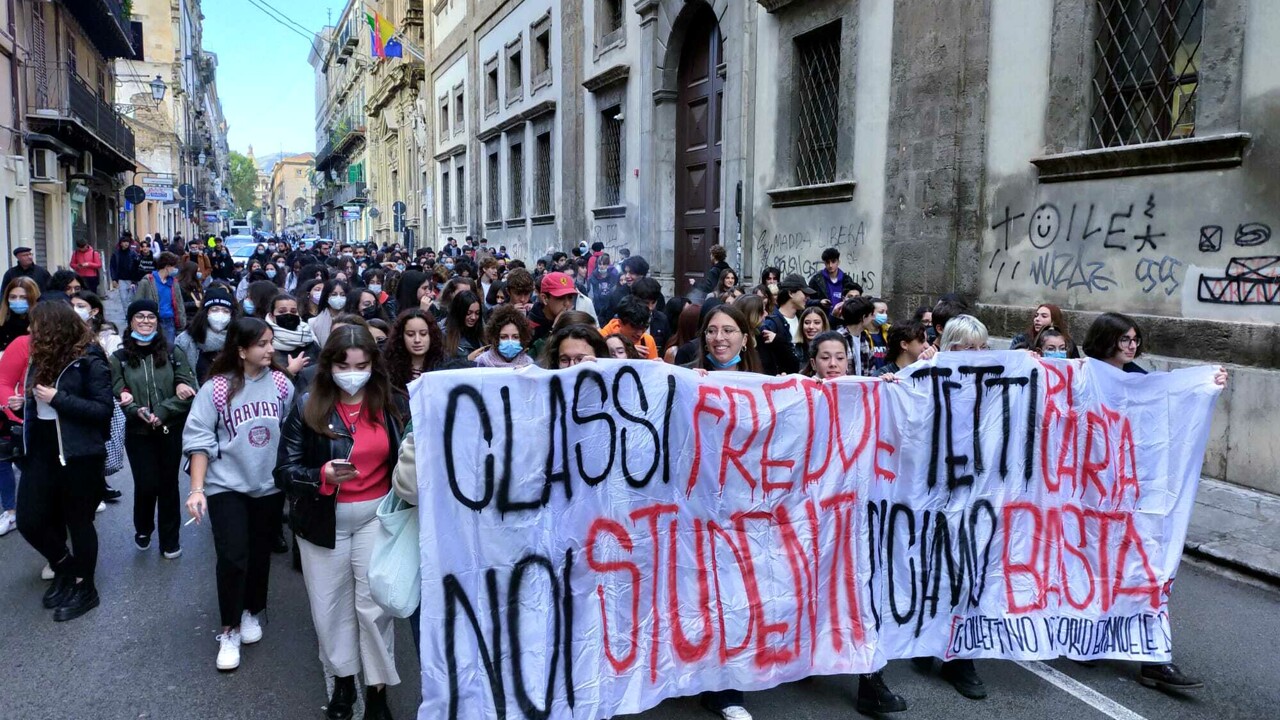 Studenti in piazza a Palermo: "Le nostre scuole cadono a pezzi"