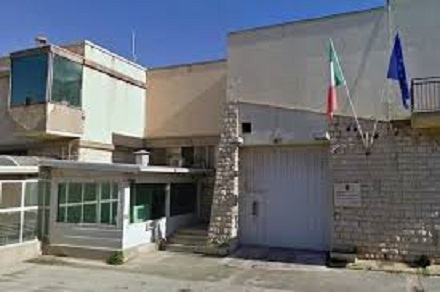 Droga e sesso con la donna di un detenuto: 4 agenti indagati a Trapani