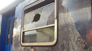 Rompe un vetro del treno a Palermo, polizia lo ferma col taser