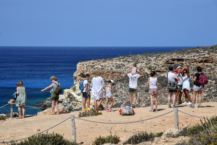 Gli sbarchi non fermano l'arrivo di turisti a Lampedusa