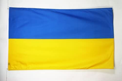 Donne coop Nissena cuciono le bandiere di Ucraina e Afghanistan