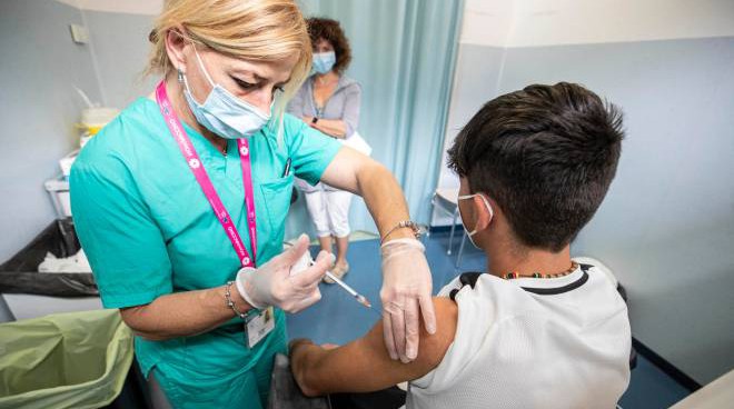 Vaccini anti covid, porte aperte alla Fiera di Palermo per gli studenti