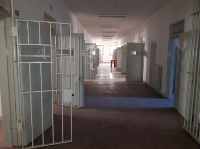 Detenuto incendia camera di pernottamento del carcere di Vibo Valentia: 3 agenti intossicati