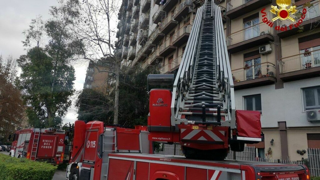 Incendio in un appartamento a Palermo, un intossicato