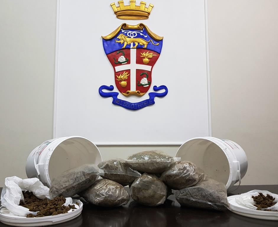 Droga, oltre 4 chili di marijuana sotto i binari del treno a Paternò