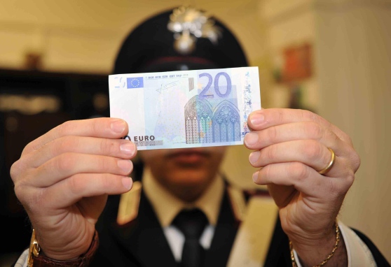 Spaccio di banconote da 20 euro false nel Trapanese, un arresto
