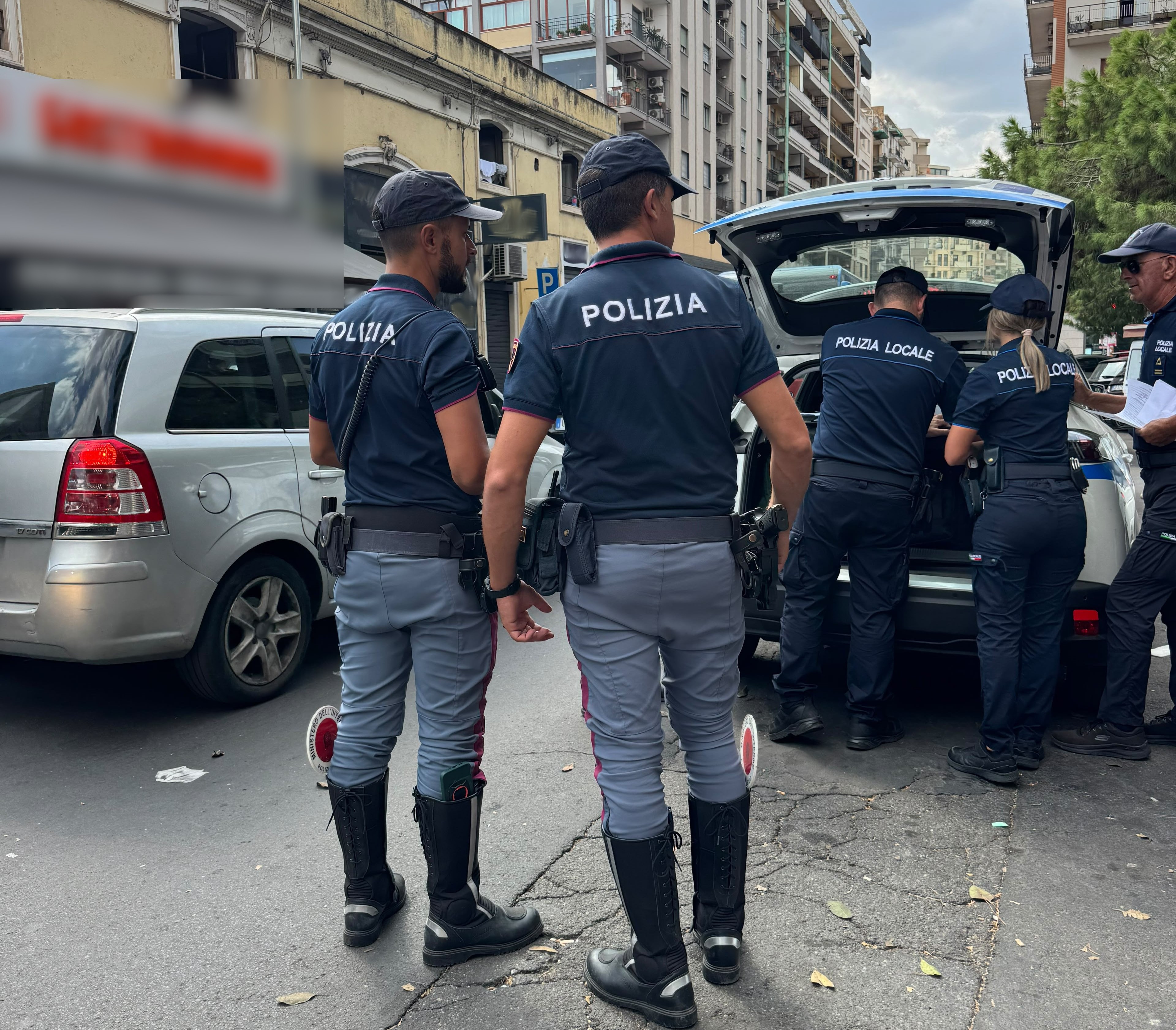 Blitz della Polizia di Stato a Picanello: tre denunciati per allaccio abusivo e uno per armi e droga