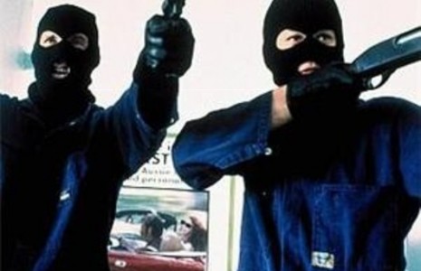 Carlentini, armati di lupara rapinano un negozio: bottino 10 euro