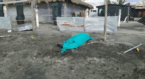 Un cadavere trovato sulla spiaggia di Ostia
