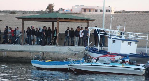 Venticinque migranti sbarcano a Lampedusa, pure 3 donne e un bimbo