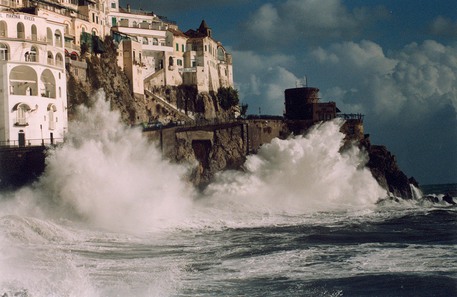 Travolta da un'onda, muore una turista di 55 anni a Praiano