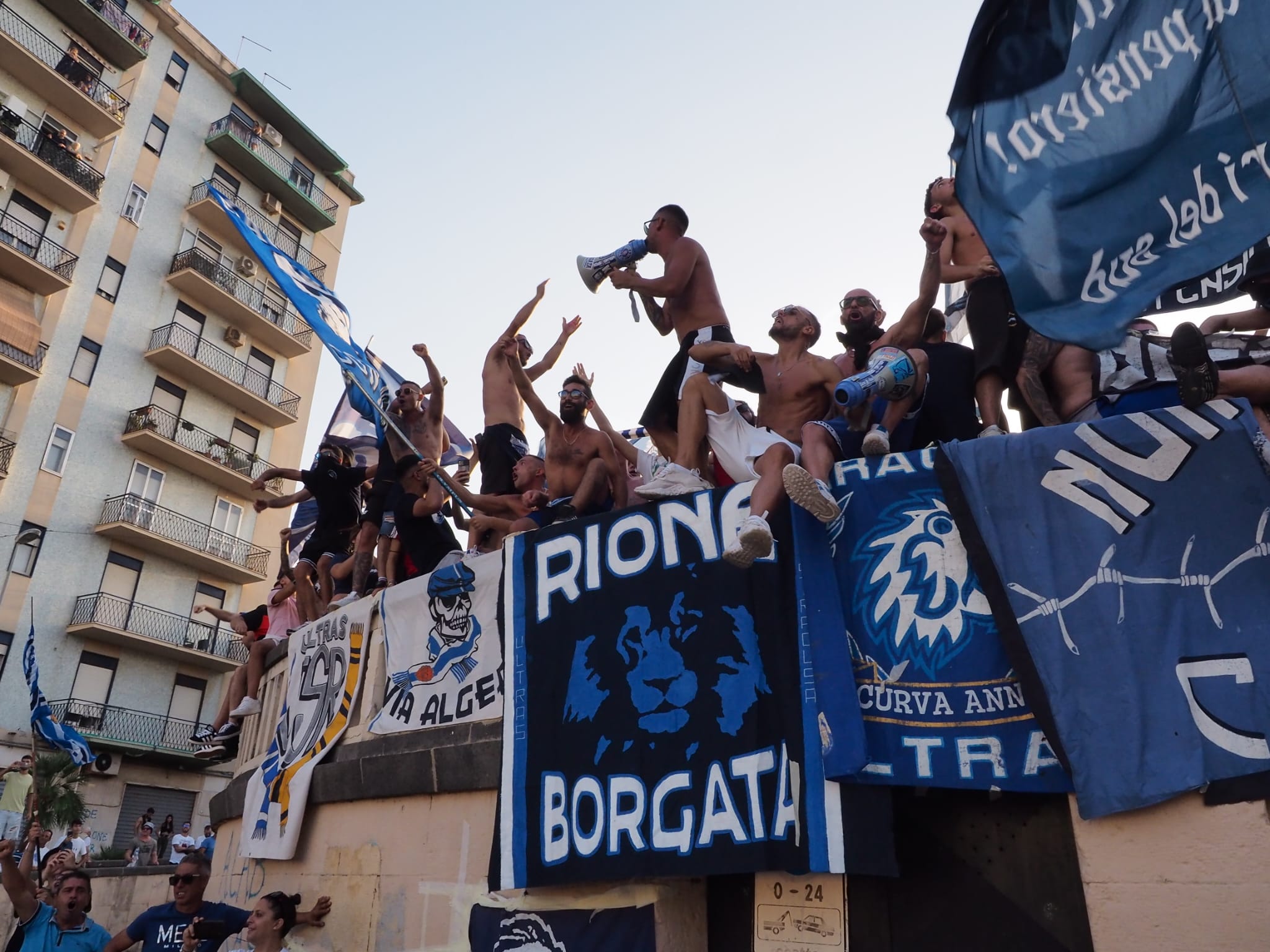 Il Siracusa batte il Locri: azzurri a fine gara in piazza Cuella ringraziano la 'Curva' (LE FOTO DI CILMI) 