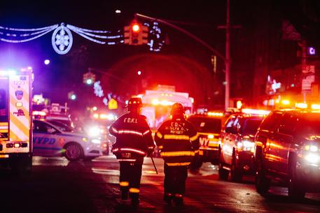 Incendio a New York, almeno 12 morti: anche un bimbo