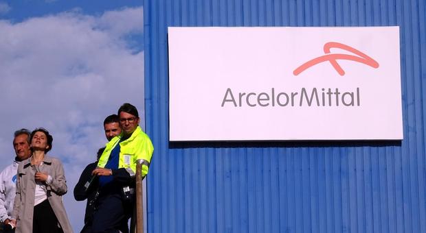 Mittal deposita al tribunale di Milano l'atto di recesso, caos nel governo
