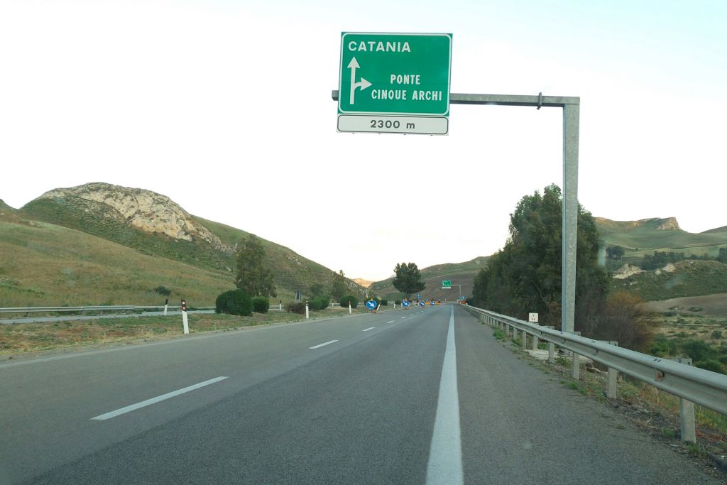 Suv vola da un viadotto della Palermo - Catania: morto 70enne