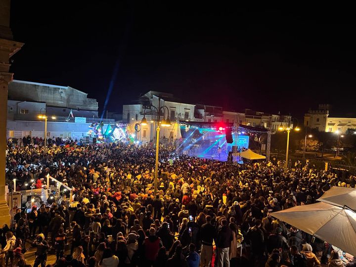 Acate, la pioggia non rovina la festa: tanti in piazza per il Carnevale 2024