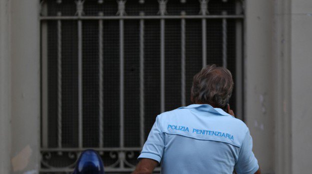 Botte tra detenuti nel carcere di Acireale, poliziotto resta ferito