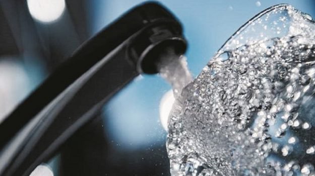 Acqua non potabile a Palermo, il sindaco: domani scuole chiuse
