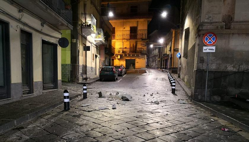 Scossa di terremoto in provincia di Catania, crollano cornicioni: ci sono feriti 