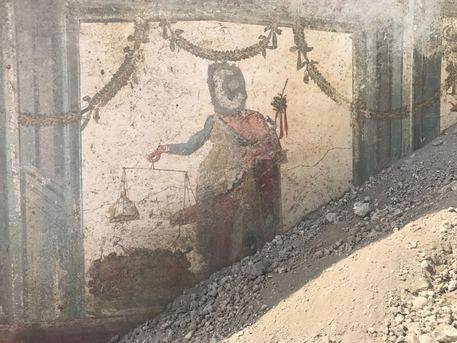 Pompei, dagli scavi emerge un affresco con la figura di Priapo