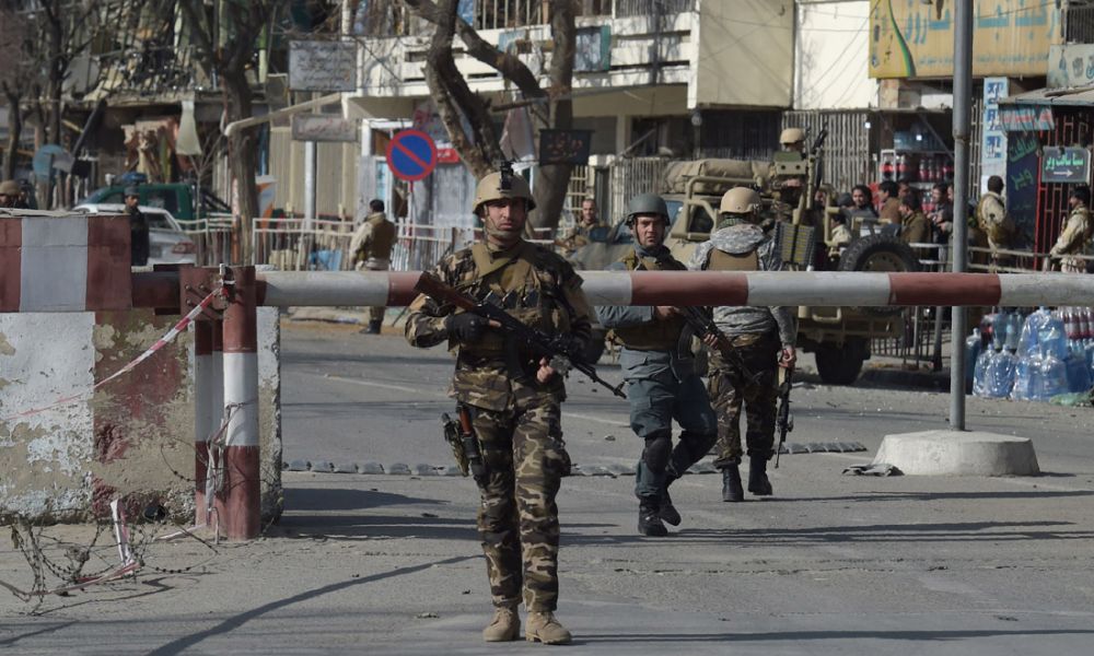 Afghanistan: attentato suicida fuori ministero Kabul, 5 morti