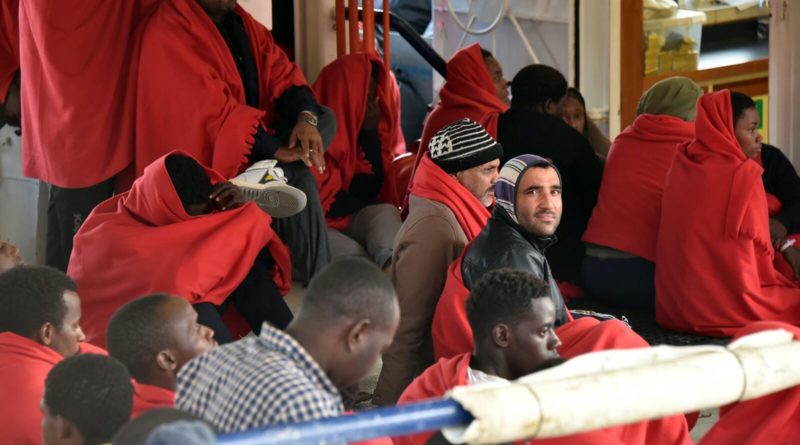 Sbarcano a Messina i 61 migranti di Alan Kurdi