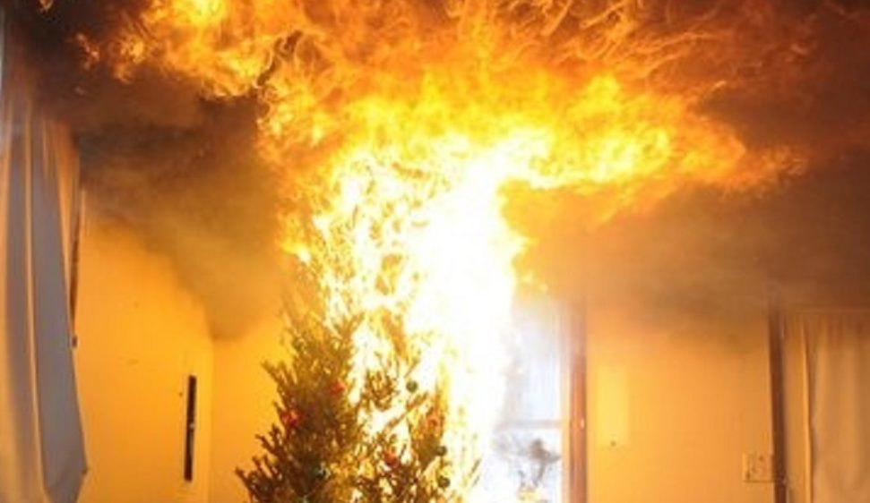 Albero di Natale prende fuoco e la casa brucia: salvate 6 persone ad Avola