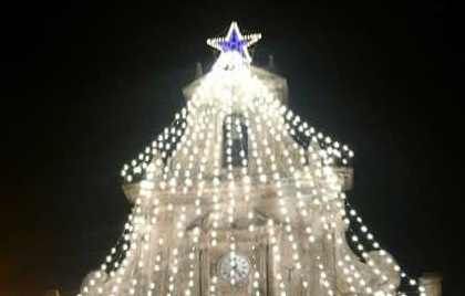 Acceso a Palazzolo l'albero di Natale più alto di Sicilia