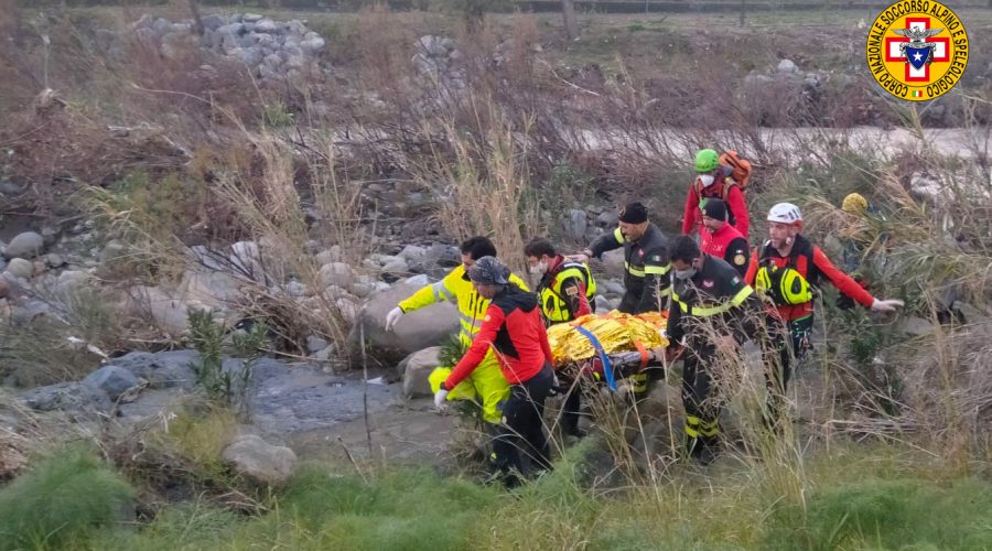 Con la moto finisce dentro il fiume Alcantara: morto 33enne di Acireale