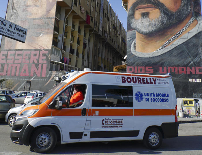 Petardo su un'ambulanza e dottoressa aggredita a Napoli