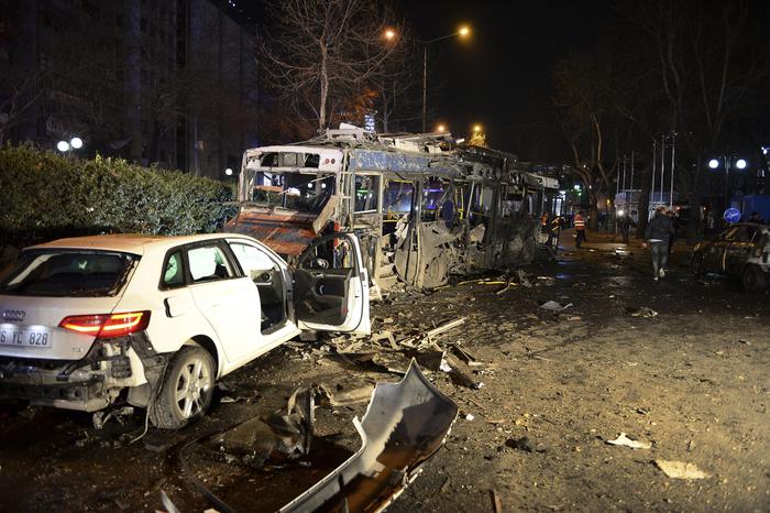 L'attacco terroristico ad Ankara: i morti salgono a 37: pure una donna fra i kamikaze
