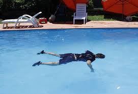 Annega a 17 anni in una piscina nel Casertano, disposta l'autopsia