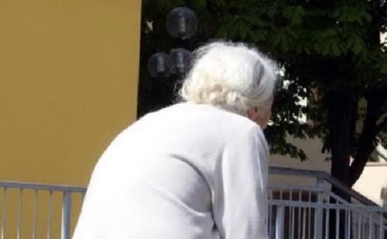 Augusta, anziana rimane chiusa in terrazza e va nel panico