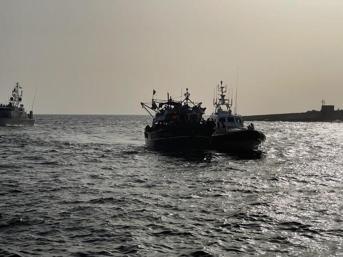Migranti, 5 barconi arrivati nella notte a Lampedusa: hotspot al collasso