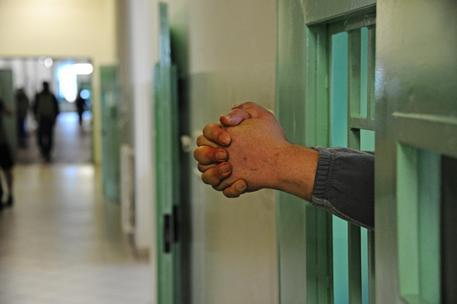 Detenuto con problemi psichici aggredisce gli agenti nel Casertano